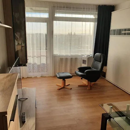 Lane Laatzen, Nahe Messe *